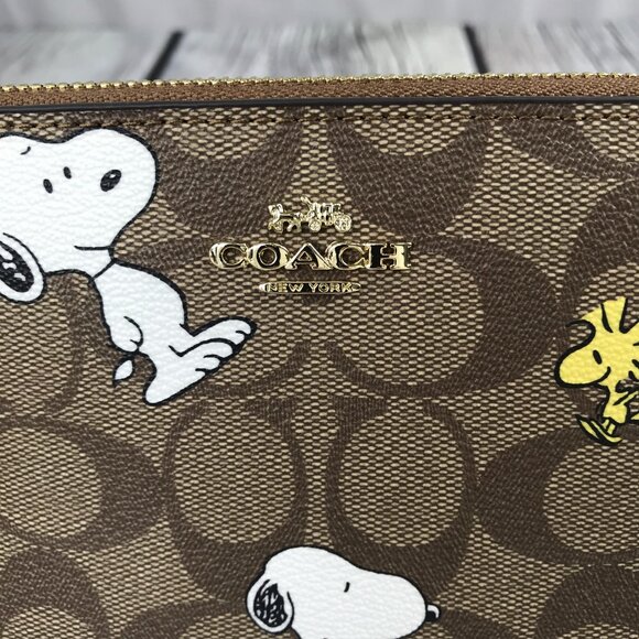 NWT Coach X Peanuts Corner Zip Wristlet Wallet With Snoopy & Woodstock - Picture 3 of 8